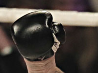 Дуэль взглядов в Сочи. Армянский боксер ударил танзанийского 