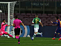 Месси вышел на замену  и  забил два мяча. 