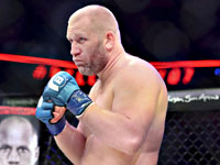 ММА. В ОАЭ 40-летний Сергей Харитонов нокаутировал 