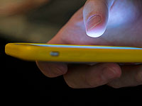 70-летний израильтянин утверждает, что попал в суд из-за автокорректора на своем телефоне