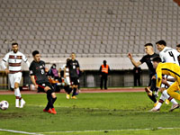 Криштиану Роналду получил желтую карточку за симуляцию. Португальцы победили хорватов