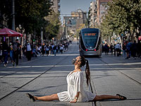 Шпагат на рельсах: акция протеста фитнес-инструктора Цофии Маймон в Иерусалиме