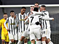 Криштиану Роналду забил два мяча. 