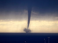 Жители Нетании наблюдали над морем водяной смерч