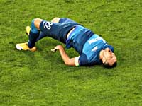 Дзюба не забил в пустые ворота и получил травму. 