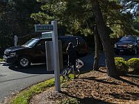 Джо Байден сломал ногу, играя с собакой