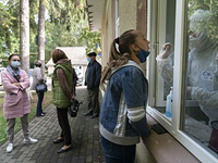 Украина: за сутки выявлены около 11 тысяч заразившихся коронавирусом, 195 больных умерли