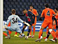 Скандал в Париже. Судью обвинили в расизме. Футболисты сорвали матч Лиги чемпионов