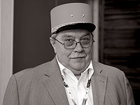 Умер 