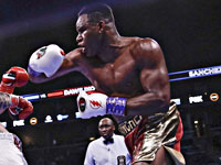 Андеркард боя Альварес - Смит. Кубинец выбил мексиканца за пределы ринга.