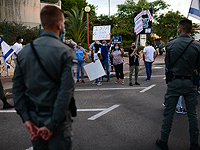 Участники протеста возле дома Ганца, требуют от него отказаться от компромисса с Нетаниягу