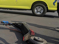 В Нетании мужчина, упав с электросамоката, получил тяжелые травмы