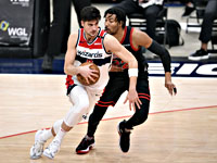 Дени Авдия набрал 9 очков. 