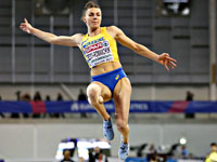 Украинская спортсменка поздравила поклонников снежной эротической фотографией