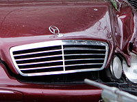 Бывший работник на экскаваторе уничтожил десятки автомобилей Mercedes