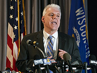 Американский полицейский, семь раз выстреливший в спину чернокожему, не предстанет перед судом