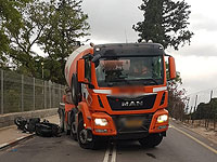 В центре Израиля мотоциклист тяжело травмирован после столкновения с бетономешалкой