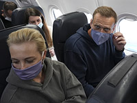 Самолет с Навальными приземлился в