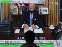 Сразу после присяги Байден отменил выход США из ВОЗ и запрет на въезд из мусульманских стран