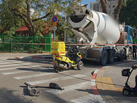 В Рамат-Гане грузовик сбил женщину, ехавшую на самокате