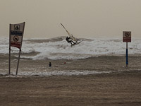 Минздрав рекомендует воздержаться от купания на пляжах Тель-Авива, Герцлии и Бат-Яма