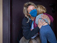 Минздрав намерен рекомендовать бабушкам и дедушкам не обнимать внуков