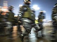 После полуночи в Москве и Петербурге продолжились акции протеста. Задержаны около 900 человек