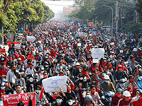 Десятки тысяч человек вышли в Мьянме на акции протеста, требуя освободить Аун Сан Су Чжи