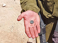 Боец разведывательной роты седьмой танковой бригады со своей находкой