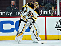 НХЛ. Легендарный голкипер позабавил зрителей, отправившись на несвоевременную замену