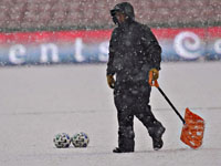 Чемпионат Польши. Снег замаскировал одну из  команд. Бывший 