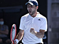 Аслан Карацев вышел в четвертьфинал Открытого чемпионата Австралии