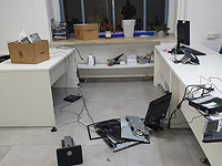 Митингующие ворвались в здание мэрии Иерусалима, круша оборудование и мебель