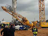 На стройке в Ор-Акиве упал подъемный кран, погиб мужчина