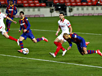 Не забитый пенальти, два удаления и гол на последних секундах вывели