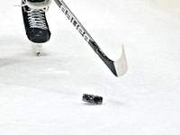 Во время матча КХЛ арбитр потерял сознание