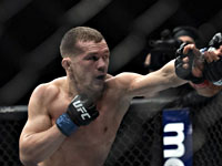 UFC. Россиянин лишился чемпионского титула из-за запрещенного удара