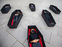 Гробы к 8 марта: акция протеста в Тель-Авиве. Фоторепортаж