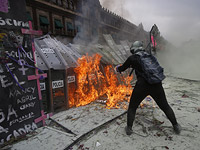 Женский марш в Мехико против дискриминации и насилия: был подожжен кордон полиции, более 80 пострадавших