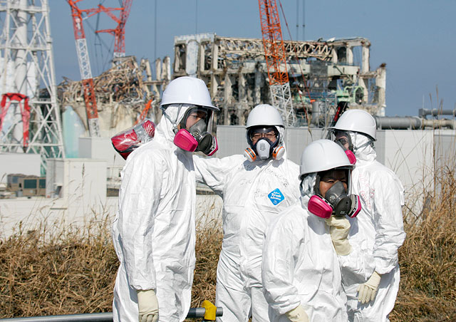 Представитель СМИ в сопровождении сотрудников TEPCO в защитных костюмах осматривает здания энергоблоков 3 и 4 пострадавших от цунами. 28 февраля 2012 года Представитель СМИ в сопровождении сотрудников TEPCO в защитных костюмах осматривает здания энергоблоков 3 и 4 пострадавших от цунами. 28 февраля 2012 года