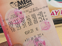 Трое жителей штата Мичиган и адвокат из Флориды выиграли в лотерею миллиард долларов