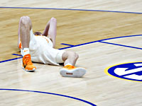 Американский баскетболист нокаутировал соперника ударом локтя в голову