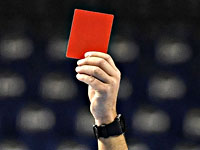 Чемпионат Болгарии. Футболисты напали на судью, тому пришлось спасаться бегством