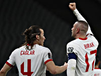 Хет-трик Йылмаза. Депай не реализовал пенальти. Турки победили голландцев