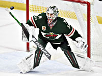 НХЛ. Шайба застряла в маске вратаря 