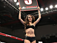 Кулачные бои. Ринг-герлз боя Харитонов - Максуинни будут топлес