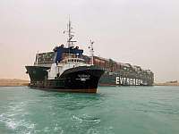 В Суэцком канале удалось сдвинуть с места севший на мель контейнеровоз