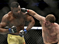 UFC. Нганну нокаутировал Миочича и стал чемпионом в тяжелом весе