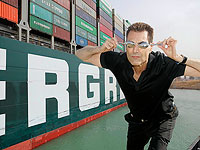 Израильский иллюзионист Ури Геллер утверждает, что это он разблокировал Суэцкий канал