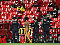 Матч Лиги Европы прерван из-за голого болельщика